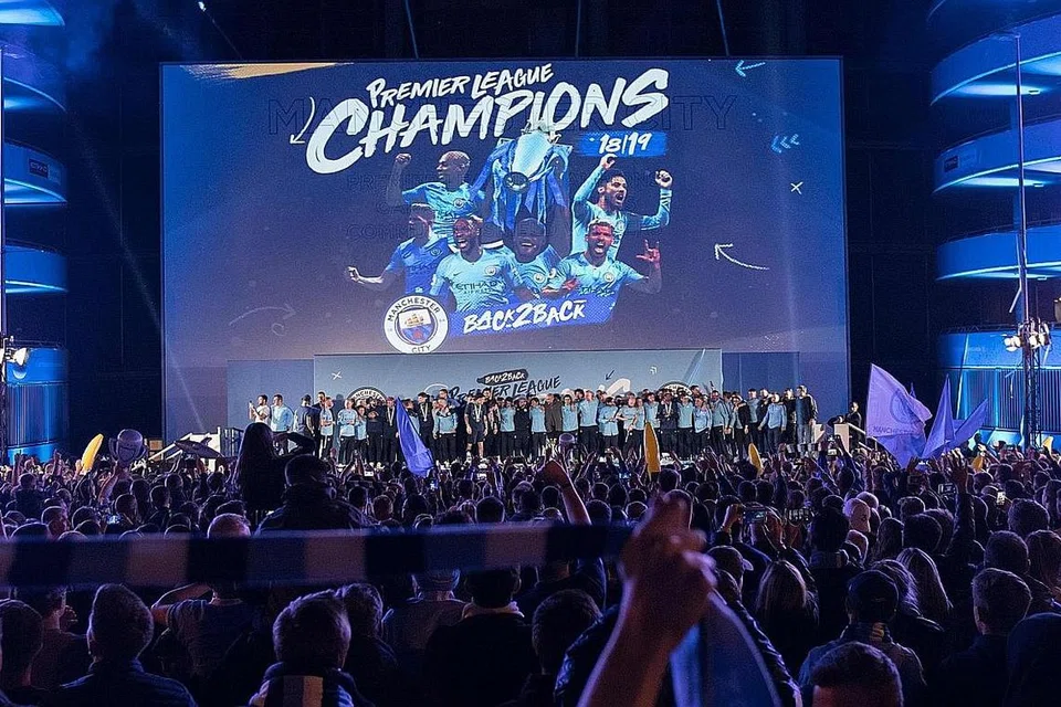 JUARA DIGANTUNG?: Juara bertahan EPL, Manchester City menghadapi kemungkinan dilarang mengambil bahagian dalam Liga Juara-Juara Eropah, namun nasib mereka masih belum ditentukan menyusuli tuduhan yang dibuat dalam majalah Jerman, Der Spiegel, bahawa kelab itu melanggar peraturan Fair Play Kewangan. - Foto AFP