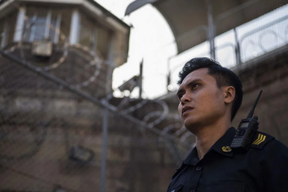 DISELUBUNGI WARNA-WARNI CANNES: Pelakon Melayu berpengalaman, (gambar atas) Fir Rahman dan Mastura Ahmad yang menjayakan filem setempat 'Apprentice', bakal ke Pesta Filem Cannes apabila filem saspens tentang perantis penjara (lakonan Fir) itu bakal ditayangkan kepada pengamat filem antarabangsa. - Foto AKANGA FILM ASIA