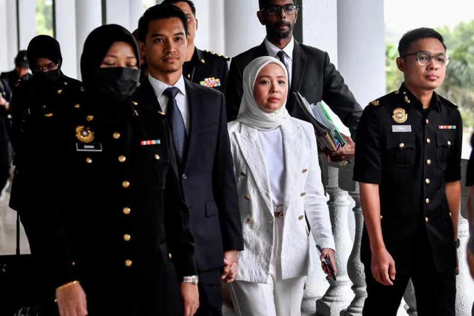 Pengasas platform e-dagang FashionValet, Datin Vivy Yusof (dua dari kanan) dan suaminya Datuk Fadzaruddin Shah Anuar (dua dari kiri) menghadapi tuduhan kes pecah amanah dana pelaburan awam bernilai RM8 juta pada 5 Disember 2024.