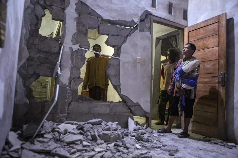 ROSAK: Penduduk berada di dalam rumah yang rosak selepas gempa bumi melanda pulau Jawa di Pacarejo, Gunungkidul, Yogyakarta, Indonesia 1 Julai 2023