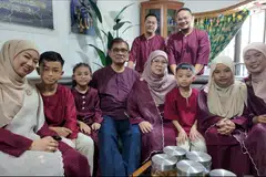 Encik Rahim Raus (depan, empat dari kiri) bersama isterinya (depan, lima dari kiri), dua anak perempuannya (yang paling kiri dan kanan) berserta menantu dan cucu-cucunya.