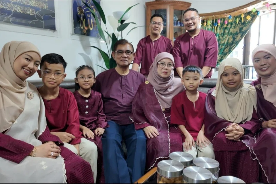 Encik Rahim Raus (depan, empat dari kiri) bersama isterinya (depan, lima dari kiri), dua anak perempuannya (yang paling kiri dan kanan) berserta menantu dan cucu-cucunya.