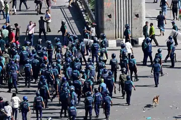 Lebih 400 orang terbunuh dalam pertempuran antara penunjuk perasaan dengan pasukan keselamatan, sebelum bekas perdana menteri Cik Sheikh Hasina melarikan diri pada 5 Ogos. 