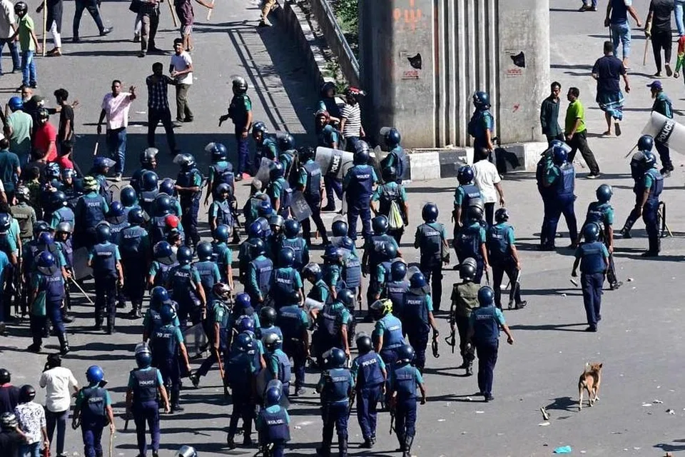 Lebih 400 orang terbunuh dalam pertempuran antara penunjuk perasaan dengan pasukan keselamatan, sebelum bekas perdana menteri Cik Sheikh Hasina melarikan diri pada 5 Ogos. 