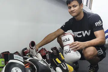 DEMI AMAL: Muhammad Ridhwan kini sedang berusaha mengumpul seberapa banyak sarung tangan tinju untuk didermakan kepada sebuah pesantren di Tanjong Pinang. - Foto JOHARI RAHMAT