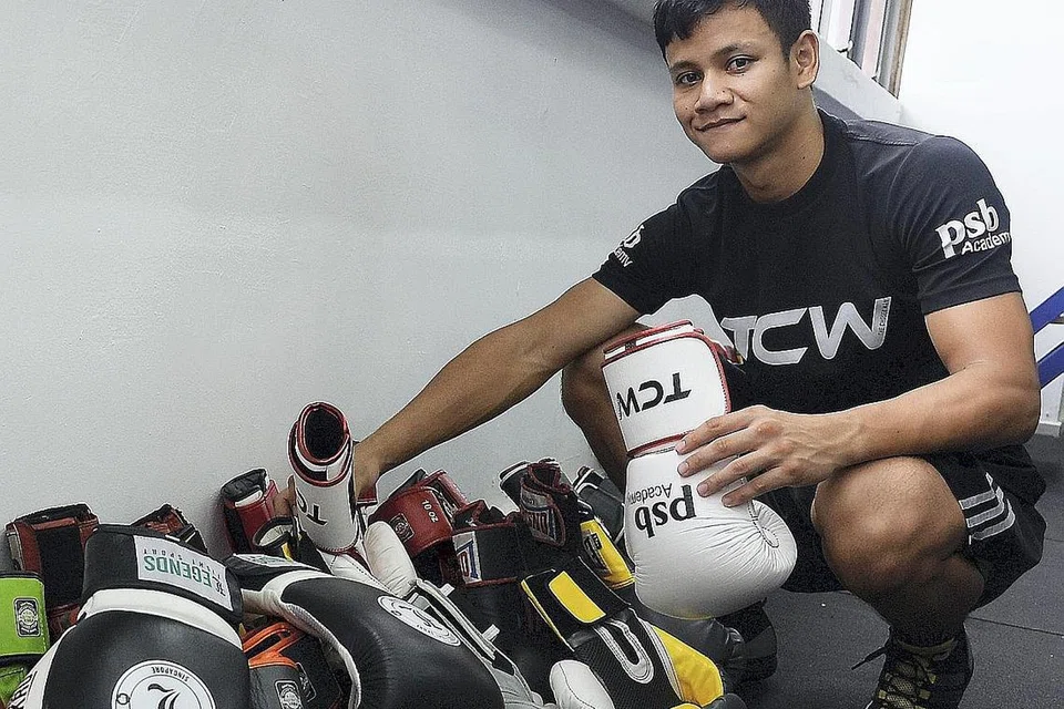 DEMI AMAL: Muhammad Ridhwan kini sedang berusaha mengumpul seberapa banyak sarung tangan tinju untuk didermakan kepada sebuah pesantren di Tanjong Pinang. - Foto JOHARI RAHMAT