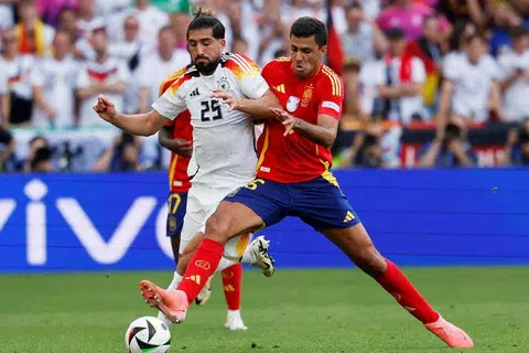 Pemain tengah, Rodri (kanan), bakal memikul tanggungjawab besar sebagai tonggak di bilik persalinan dan pemutus rentak serangan pihak lawan di Piala Dunia.