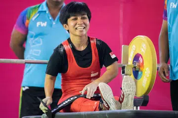 SUDAH BERSEDIA: Srikandi powerlifting Singapura Nur Aini Yasli semasa bertanding dalam Sukan Paralimpik di Tokyo pada 2021. 