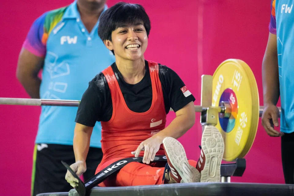 SUDAH BERSEDIA: Srikandi powerlifting Singapura Nur Aini Yasli semasa bertanding dalam Sukan Paralimpik di Tokyo pada 2021. 