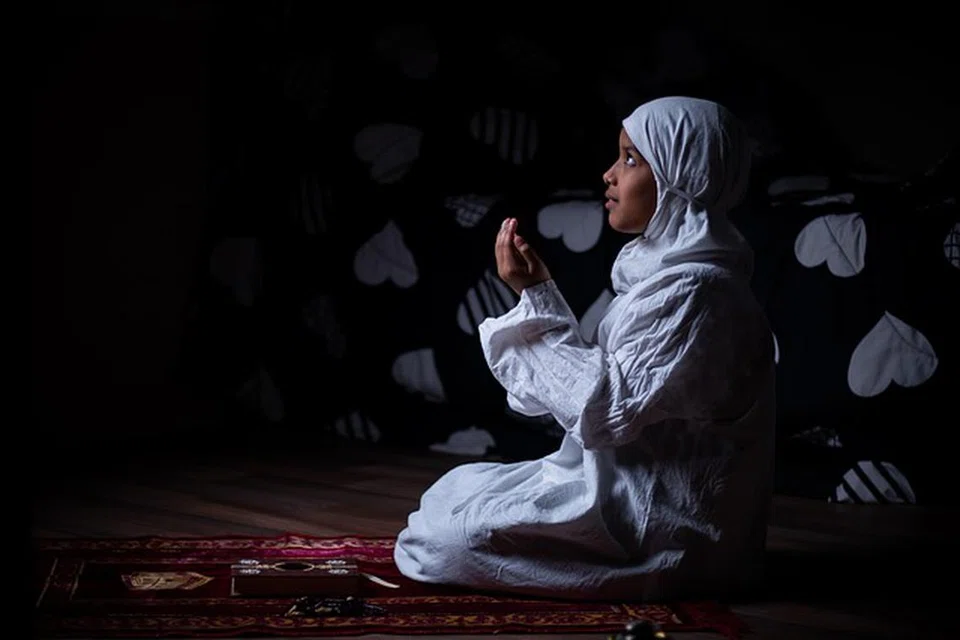 Ibadah paling utama pada lailatulqadar ialah mendirikan solat malam, sama ada solat tarawih atau solat tahajud di penghujung malam. 