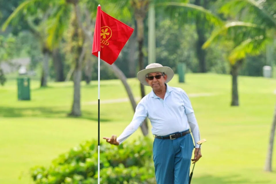 Mantan Menteri Bertanggungjawab bagi Ehwal Masyarakat Islam, Dr Yaacob Ibrahim, menantikan natijah pukulan beliau semasa acara Golf Amal anjuran Berita Harian (BH) dan AMP Singapura di Orchid Country Club pada 22 Julai.