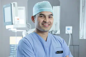 PILIH BIDANG PEMBEDAHAN JANTUNG: Dr Zameer Abdul Aziz membuat keputusan menceburi bidang perubatan mengikut jejak bapanya. - Foto SINGHEALTH RESIDENCY