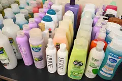 Syampu premium selalunya mengandungi bahan aktif yang lebih tertumpu dan disasarkan khas untuk kesihatan kulit kepala serta rambut. Pelaburan terbaik ialah pada rumusan dan bahan bermutu, bukan semata-mata jenamanya.