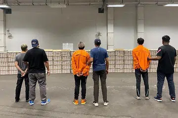 IRAMPAS: Tiga lelaki warga Singapura ditahan setelah lebih 4,000 karton rokok tidak dibayar cukai dijumpai pegawai Kastam Singapura dalam sebuah van dan dalam tilam di sebuah bangunan perindustrian di Ubi Crescent. - Foto KASTAM SINGAPURA