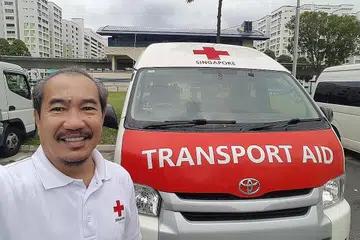 GIGIH JALANKAN TUGAS: Encik Sani berkata bekerja dalam bidang jagaan kesihatan memerlukan seseorang mempunyai minat yang mendalam agar dapat memberi khidmat yang baik kepada pesakit. Gambar diambil sebelum perintah wajib mengenakan pelitup dikuatkuasa. - Foto ihsan SANI ABDUL RAHMAN