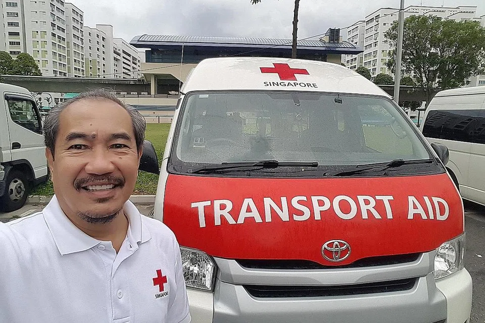 GIGIH JALANKAN TUGAS: Encik Sani berkata bekerja dalam bidang jagaan kesihatan memerlukan seseorang mempunyai minat yang mendalam agar dapat memberi khidmat yang baik kepada pesakit. Gambar diambil sebelum perintah wajib mengenakan pelitup dikuatkuasa. - Foto ihsan SANI ABDUL RAHMAN