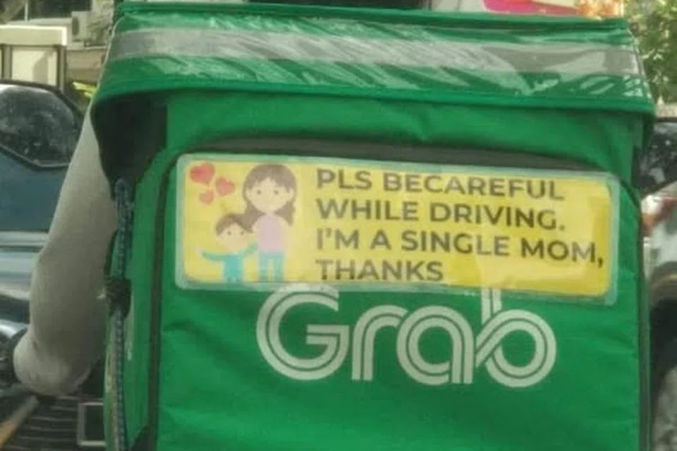 Puan Halimah berkongsi gambar seorang penunggang motosikal penghantaran yang dipercayai seorang ibu tunggal di Facebooknya.