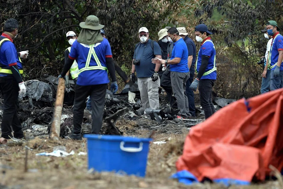 DAPATKAN PAKAR LUAR: Pasukan penyiasat dari Lembaga Keselamatan Pengangkutan Kebangsaan Amerika Syarikat (NTSB), Pentadbiran Penerbangan Persekutuan (FAA) dan pembuat pesawat Beechcraft tiba bagi melakukan siasatan di lokasi nahas pesawat terhempas di Bandar Elmina pada Isnin.