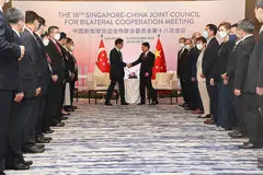 PERTEMUAN BERSEMUKA: Encik Heng (berjabat tangan, kanan) dan Encik Han (berjabat tangan, kiri) mengukuhkan lagi kerjasama antara Singapura dengan China menerusi 19 perjanjian yang dimeterai semalam. - Foto ZAOBAO