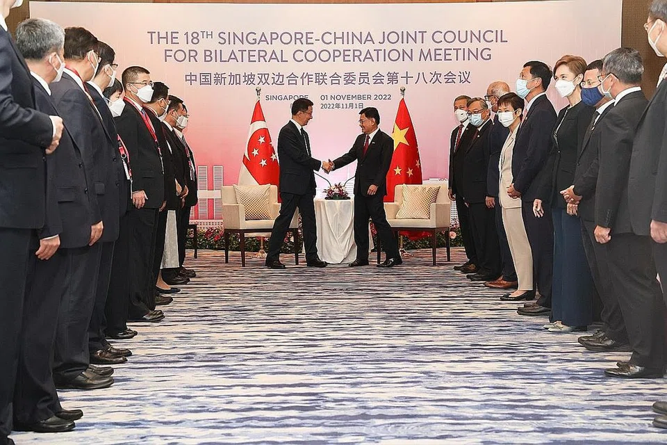PERTEMUAN BERSEMUKA: Encik Heng (berjabat tangan, kanan) dan Encik Han (berjabat tangan, kiri) mengukuhkan lagi kerjasama antara Singapura dengan China menerusi 19 perjanjian yang dimeterai semalam. - Foto ZAOBAO