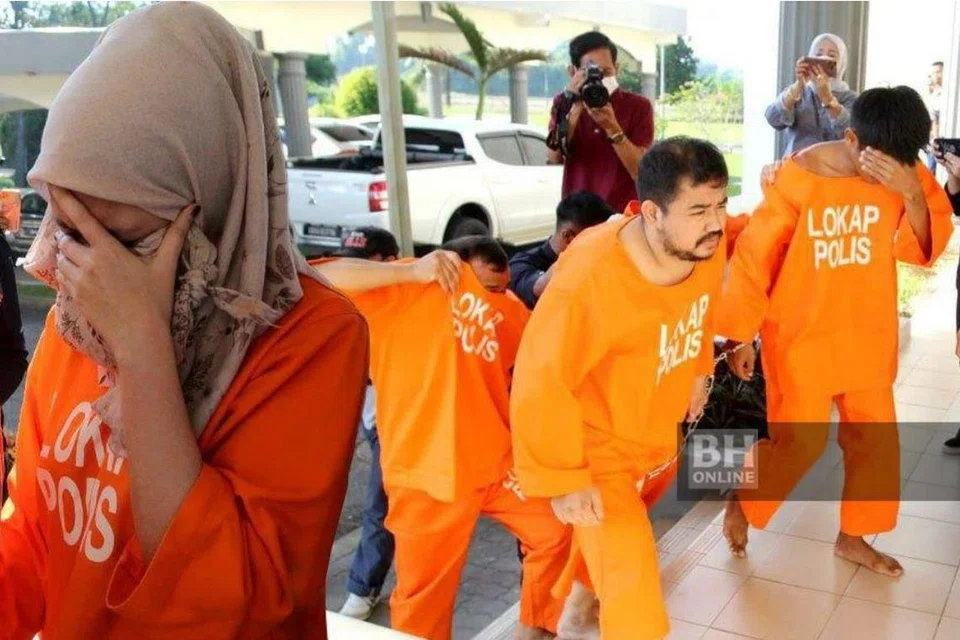 Empat lelaki dan seorang wanita berdepan pertuduhan mengedar lebih 20 kilogram dadah jenis pil kuda di Kampung Banggol Chicha, Malaysia.
