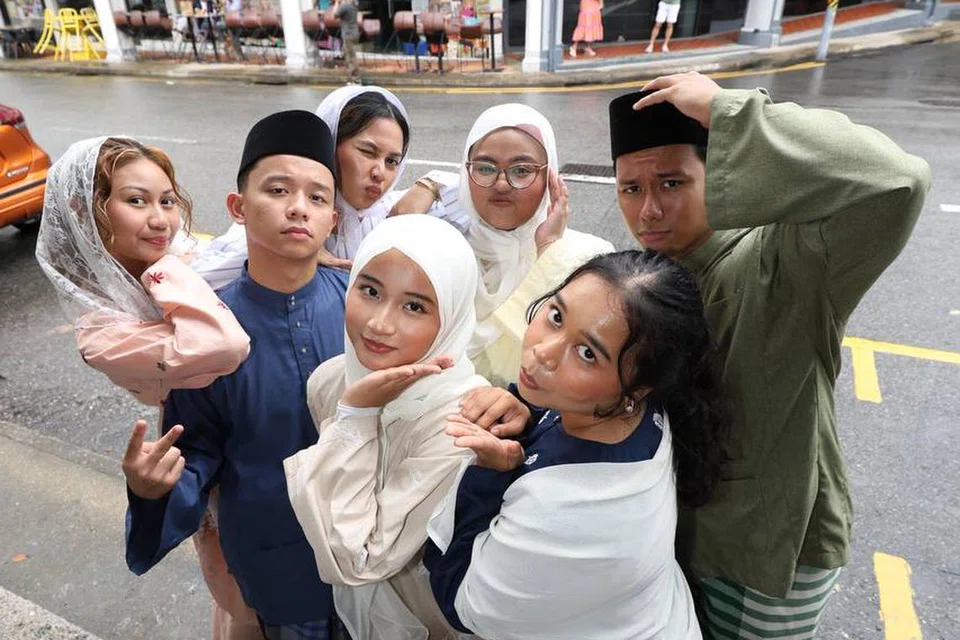 Gangsa diasaskan oleh Danish Anaqi Aaron (dua dari kiri), anak sulung personaliti, Aaron Aziz, dan Diyana Halik. Nama jenama ini menggabungkan perkataan ‘gaya’ dan ‘bangsa’ bagi meraikan warisan budaya melalui fesyen.