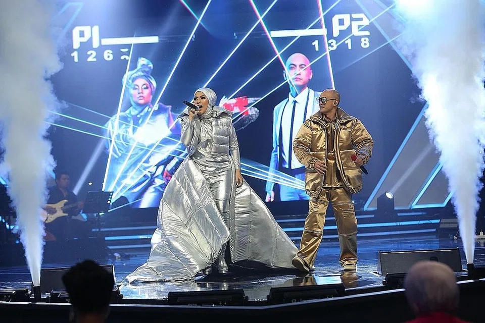UJI KETANGKASAN: Shila Amzah (kiri) dan Tomok menggunakan kostum sepadan dan serasi melontar lirik 'rap' dalam pusingan 'battle'. - Foto ASTRO