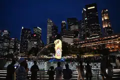ULANG TAHUN: Arca Merlion yang ikonik di Taman Merlion menyambut ulang tahun ke-50 hari ini. - Foto BH oleh ARIFFIN JAMAR