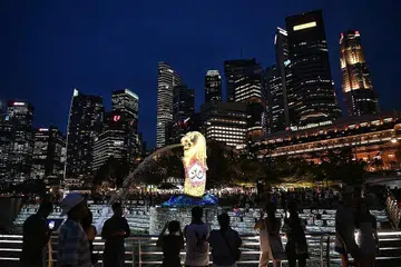 ULANG TAHUN: Arca Merlion yang ikonik di Taman Merlion menyambut ulang tahun ke-50 hari ini. - Foto BH oleh ARIFFIN JAMAR