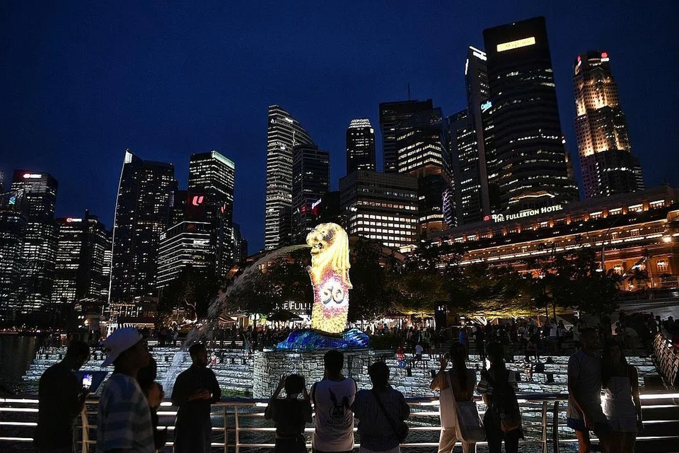ULANG TAHUN: Arca Merlion yang ikonik di Taman Merlion menyambut ulang tahun ke-50 hari ini. - Foto BH oleh ARIFFIN JAMAR