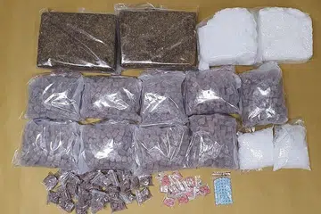 RAMPASAN DADAH: Lebih 10kg dadah ditaksirkan bernilai $944,000 dirampas dalam satu serbuan pada 25 Mei lalu. Ia merangkumi 5.6kg heroin, 2.5kg 'Ice', 2.5kg ganja, 192 pil Ecstasy, tujuh pil Erimin-5 dan 703 pil nitrazepam. - Foto CNB
