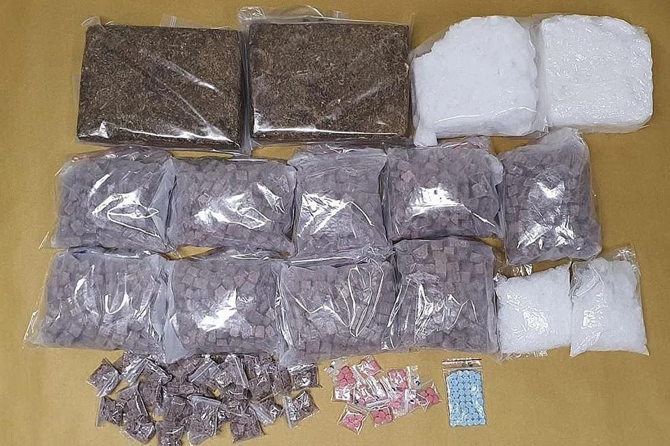 RAMPASAN DADAH: Lebih 10kg dadah ditaksirkan bernilai $944,000 dirampas dalam satu serbuan pada 25 Mei lalu. Ia merangkumi 5.6kg heroin, 2.5kg 'Ice', 2.5kg ganja, 192 pil Ecstasy, tujuh pil Erimin-5 dan 703 pil nitrazepam. - Foto CNB