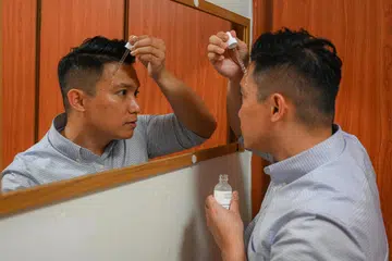 JAGA PENAMPILAN: Pengalaman sewaktu di sekolah rendah telah membuka mata Encik Norfairus Abdul Rahim tentang pentingnya menjaga penampilan diri dan menjaga kulit wajah dengan baik.  