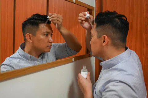 JAGA PENAMPILAN: Pengalaman sewaktu di sekolah rendah telah membuka mata Encik Norfairus Abdul Rahim tentang pentingnya menjaga penampilan diri dan menjaga kulit wajah dengan baik.  