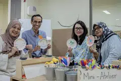 TERAS MEMBANGUN: Sembilan pusat Prasekolah 7oaks menekankan pentingnya pembelajaran menyeluruh dan holistik yang menjadi kelebihan pusat tersebut selain kurikulum yang menarik. Foto memaparkan (dari kiri) Pengurus, Penglibatan Pekerja dan Pembangunan Keupayaan, Cik Anizah Mohd Saleh; Pengurus Besar Oaks Plus Limited, Encik Syed Abu Bakar Mohamed Alsagoff; Presiden PPIS, Cik Hazlina Abdul Halim; dan Penolong Pengurus, Operasi dan Projek Istimewa, Cik Zulaihabe Talip.