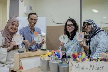 TERAS MEMBANGUN: Sembilan pusat Prasekolah 7oaks menekankan pentingnya pembelajaran menyeluruh dan holistik yang menjadi kelebihan pusat tersebut selain kurikulum yang menarik. Foto memaparkan (dari kiri) Pengurus, Penglibatan Pekerja dan Pembangunan Keupayaan, Cik Anizah Mohd Saleh; Pengurus Besar Oaks Plus Limited, Encik Syed Abu Bakar Mohamed Alsagoff; Presiden PPIS, Cik Hazlina Abdul Halim; dan Penolong Pengurus, Operasi dan Projek Istimewa, Cik Zulaihabe Talip.
