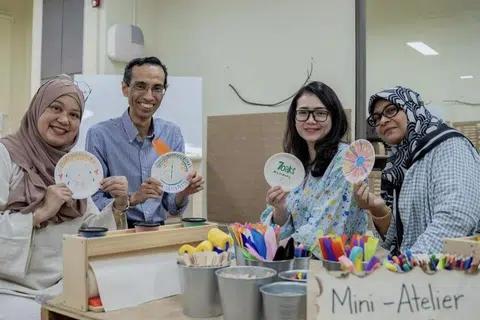 TERAS MEMBANGUN: Sembilan pusat Prasekolah 7oaks menekankan pentingnya pembelajaran menyeluruh dan holistik yang menjadi kelebihan pusat tersebut selain kurikulum yang menarik. Foto memaparkan (dari kiri) Pengurus, Penglibatan Pekerja dan Pembangunan Keupayaan, Cik Anizah Mohd Saleh; Pengurus Besar Oaks Plus Limited, Encik Syed Abu Bakar Mohamed Alsagoff; Presiden PPIS, Cik Hazlina Abdul Halim; dan Penolong Pengurus, Operasi dan Projek Istimewa, Cik Zulaihabe Talip.