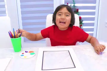KECIL-KECIL SUDAH KAYA RAYA: Sensasi YouTube dengan jumlah pendapatan tertinggi mencecah hampir AS$30 juta ($40 juta) ialah kanak-kanak berusia sembilan tahun, Ryan Kaji, yang mengulas mainan dan permainan komputer. - Foto NYT