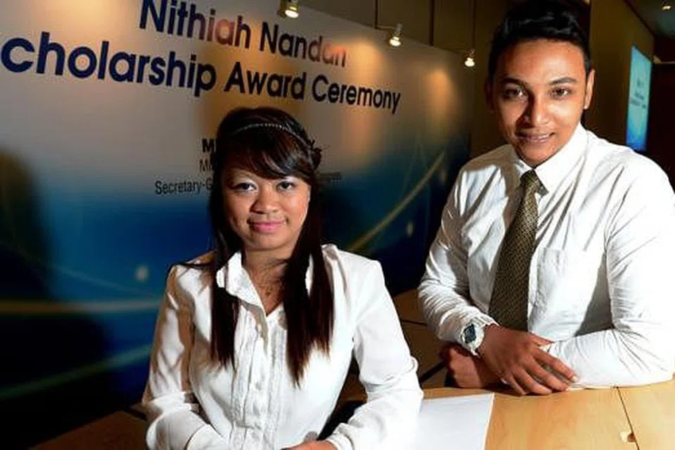 BERJAYA WALAU HADAPI CABARAN: Cik Nurfadilah dan Encik Mohamed Farhan antara penerima Biasiswa ITE dan Politeknik Singapore Power (SP) Nithiah Nandan, yang diberikan buat kali pertama. - Foto TUKIMAN WARJI