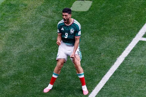 Penyerang Mexico, Raul Jimenez, meraikan gol kedua pasukannya ketika menewaskan Afrika Selatan 2-0 di Stadium Mexico City. Pengalaman beliau bakal menjadi faktor penting dalam perlawanan Mexico menentang Korea Selatan.