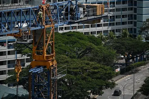 NAHAS DI TEMPAT KERJA: Sebanyak 29 kematian dilaporkan di tempat kerja tahun ini, dengan tujuh daripadanya melibatkan pekerja yang jatuh dari tempat tinggi.