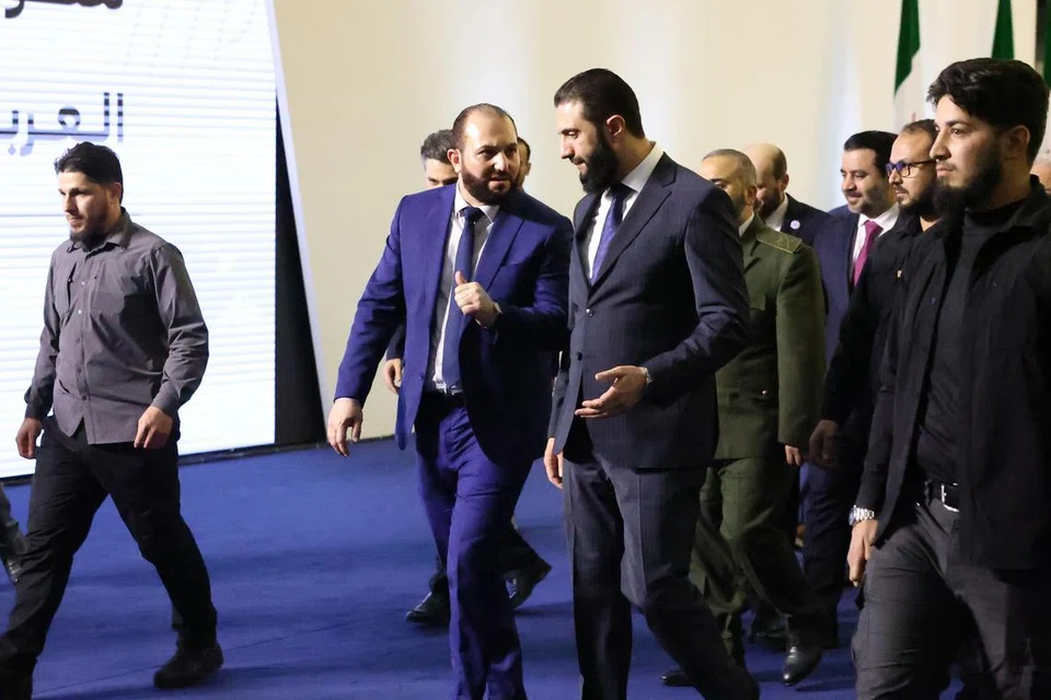 Presiden sementara Syria, Encik Ahmed al-Sharaa (tiga dari kiri), menghadiri mesyuarat bagi mengumumkan pembentukan pemerintah  peralihan baru di Damsyik, Syria, pada 29 Mac. Beliau melantik 23 menteri bagi menganggotai Kabinet baru.