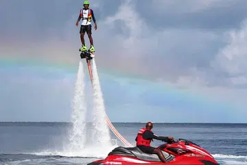 IBARAT DOLFIN: Seorang pengunjung ke Pusat Peranginan Lily Beach di Maldives menikmati sukan 'jet blade' yang menguji keupayaan mengimbangi diri apabila tercampak ke udara dek pancuran air. - Foto PUSAT PERANGINAN LILY BEACH