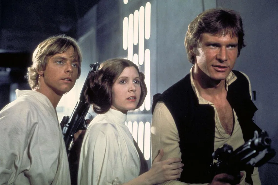 ADEGAN LAMA: Inilah filem 'Star Wars: Episode IV, A New Hope' lakonan (dari kiri) Mark Hamill sebagai Luke Skywalker, Carrie Fisher sebagai Princess Leia dan Harrison Ford sebagai Han Solo. - Foto LUCASFILM LTD & TM