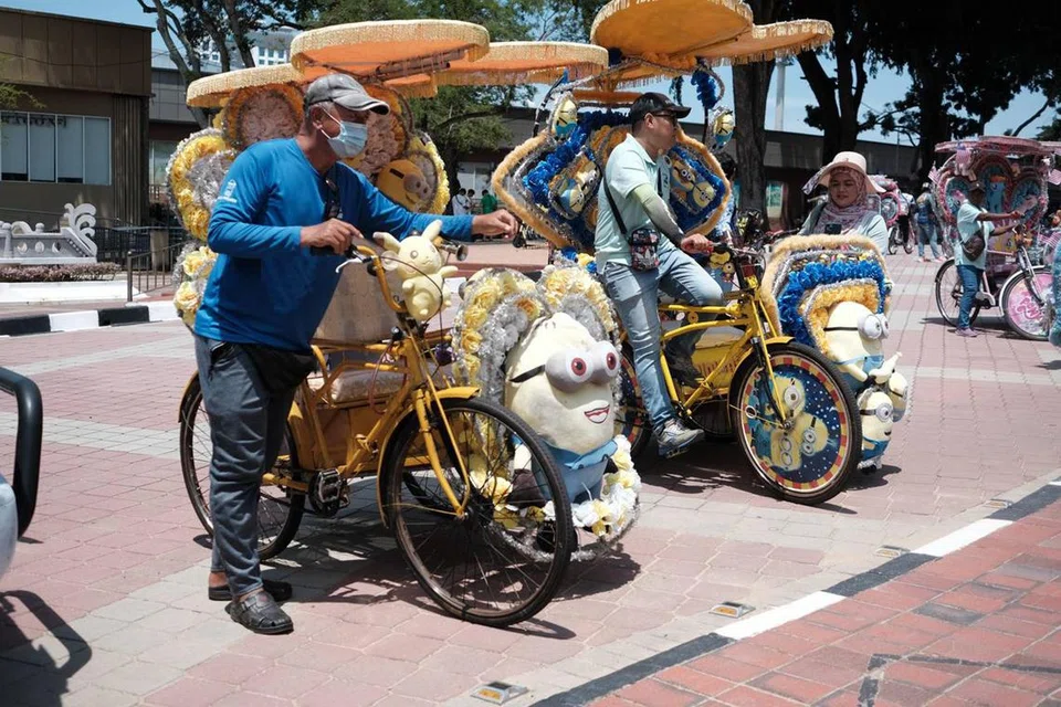 KENDERAAN ‘VIP’: Beca bertema ini menjadi tarikan pelancong yang memenuhi jalan raya bandar Melaka.