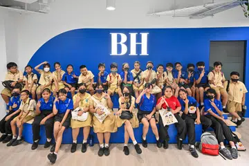 LAWAT BILIK BERITA: Pelajar darjah empat dan lima daripada Sekolah Rendah West Grove melawat Berita Harian pada Isnin sebagai sebahagian daripada satu sesi perkongsian.
