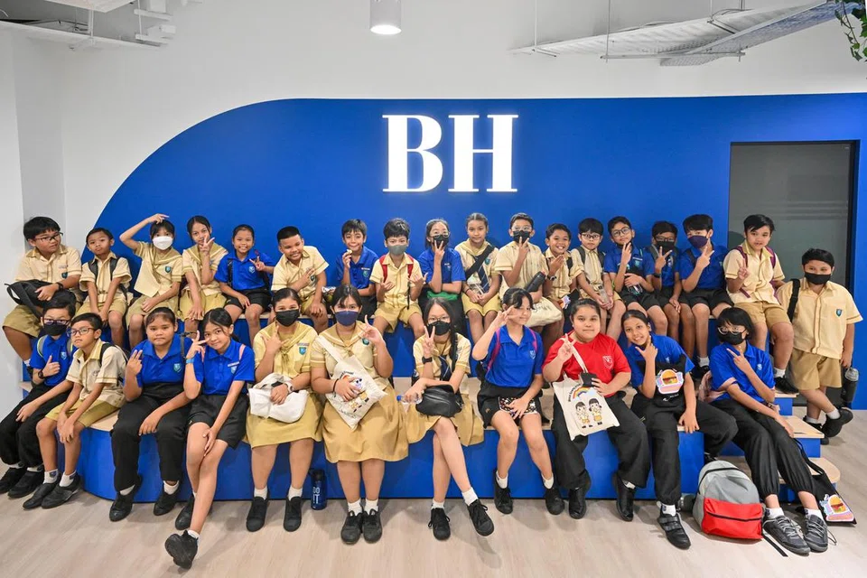 LAWAT BILIK BERITA: Pelajar darjah empat dan lima daripada Sekolah Rendah West Grove melawat Berita Harian pada Isnin sebagai sebahagian daripada satu sesi perkongsian.