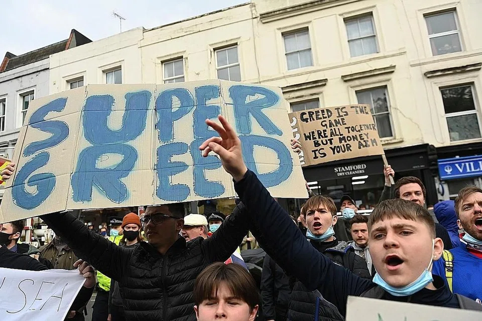  TERUSKAN BANTAHAN: Penyokong Chelsea mengadakan bantahan menentang Liga Super Eropah sewaktu perlawanan antara Chelsea FC dan Brighton. - Foto EPA-EFE