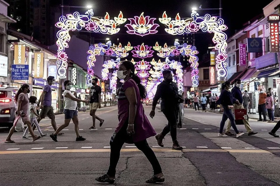 HIASAN LAMPU: Orang ramai melintas jalan raya di bawah hiasan Deepavali di Little India. Deepavali atau Diwali dikenali sebagai pesta cahaya dan dirayakan oleh penganut Hindu, Sikh, dan Jain di seluruh dunia. - Foto EPA-EFE