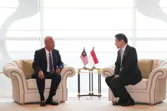 KERJASAMA MELUAS KEDEDUA NEGARA: Encik Wong (kanan), yang kini mengadakan lawatan rasmi ke Malaysia, dan Datuk Seri Ismail mengesahkan lagi kerjasama meluas antara Malaysia dengan Singapura dalam pertemuan mereka semalam. - Foto MCI